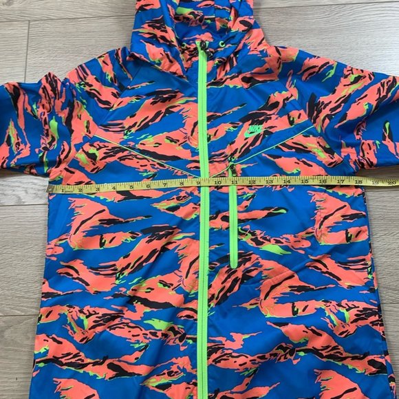 Nike Women's Packable Camouflage Trail Running Jacket - Picture 12 of 13